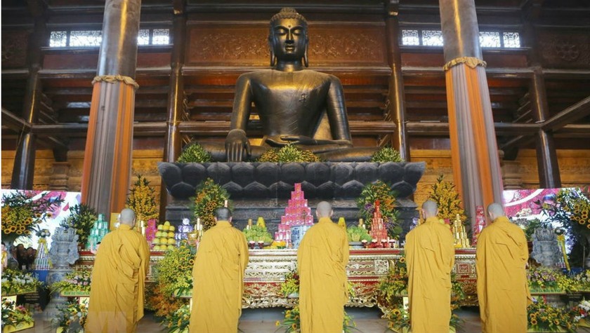 Tăng, ni thực hiện nghi lễ Tắm Phật tại điện Pháp Chủ, chùa Tam Chúc.