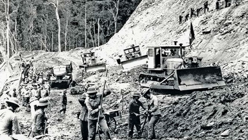 Trung đoàn 6 công binh anh hùng Bộ đội Trường Sơn trong nhiệm vụ mở đường lớn bằng phương tiện cơ giới chuẩn bị cho Chiến dịch Tổng công kích mùa Xuân 1975. Ảnh tư liệu