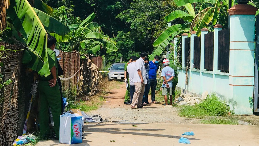 Sáng 16/5, trong quá trình khám nghiệm hiện trường, cảnh sát tiếp tục phát hiện thêm một thi thể nữa cũng bị giấu trong thùng nhựa đổ bê tông. Ảnh Dân Việt