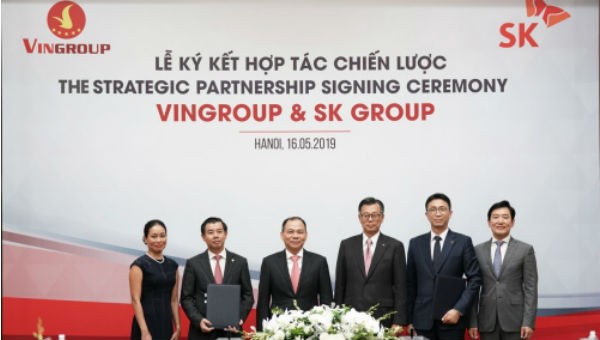 Lãnh đạo Vingroup và SK Group tại lễ ký kết hợp tác chiến lược sáng nay (16/5).