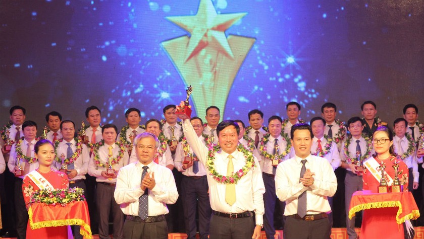 Cty Xăng dầu Hà Tĩnh đón nhận danh hiệu doanh nghiệp tiêu biểu của tỉnh năm 2017.