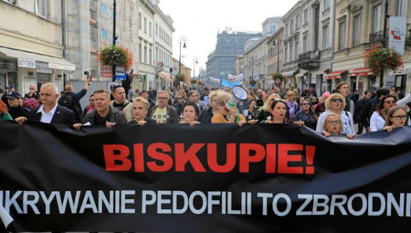 Phong trào biểu tình đòi bảo vệ cho các trẻ em trước nạn xâm hại tình dục tại Ba Lan. (Ảnh: Reuters).