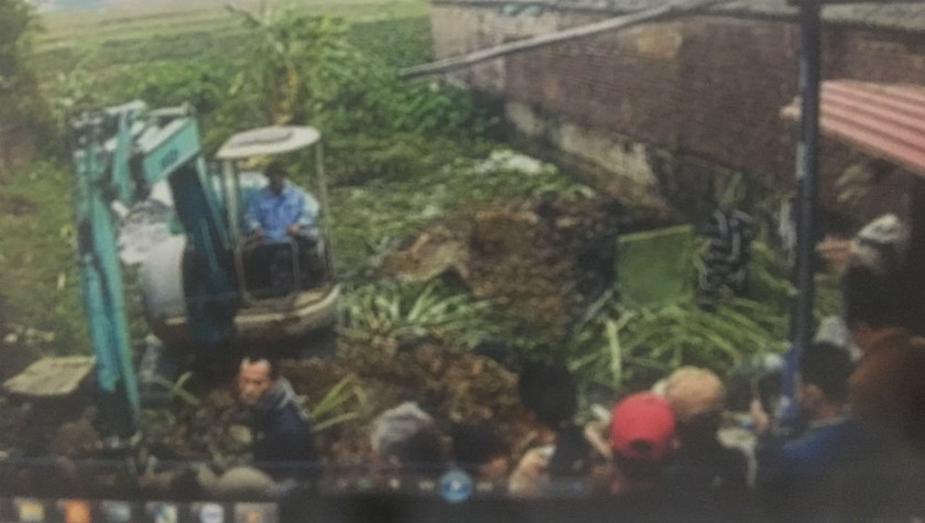 Gia đình ông Tiến tổ chức lực lượng, mang máy xúc đến múc sân nhà ông Hùng (hình ảnh do camera nhà ông Hùng ghi lại vào sáng 1/1/2019)