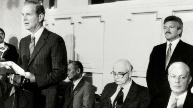 Bộ trưởng Tài chính Hoa Kỳ James Baker trả lời các phóng viên tại khách sạn Plaza, New York, vào tháng 9/1985, trong buổi họp báo về hiệp định Plaza