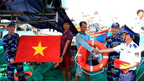 Cán bộ Vùng CSB 2 trao cờ Tổ quốc, phao cứu sinh tặng ngư dân Lý Sơn