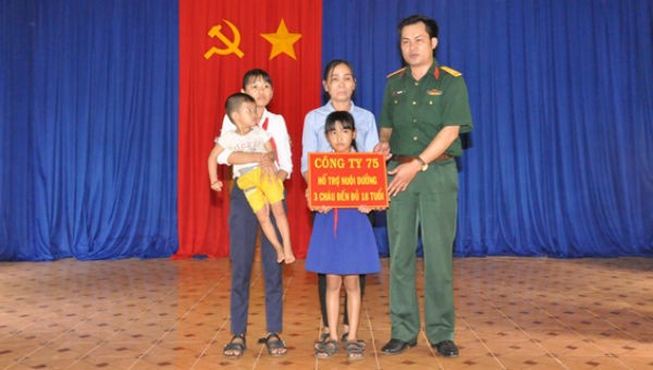 Lãnh đạo Chi nhánh Công ty 75, Binh đoàn 15 trao tiền hỗ trợ 3 con nhỏ của chị Lê Thị Tĩnh