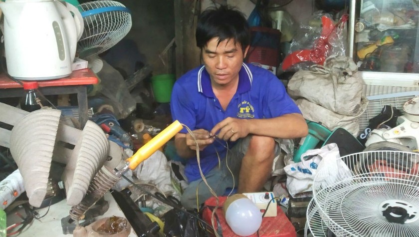 Anh Nguyễn Văn Sương sửa chữa thiết bị điện cho khách