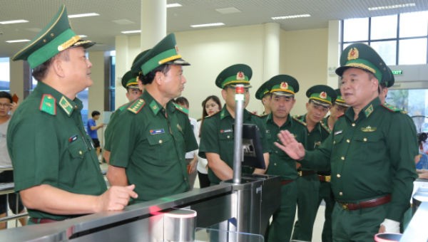 Trung tướng Hoàng Xuân Chiến, Ủy viên Trung ương Đảng, Tư lệnh BĐBP (ngoài cùng bên phải) kiểm tra hệ thống kiểm soát xuất, nhập cảnh tự động tại cửa khẩu quốc tế Móng Cái (Quảng Ninh).