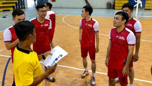 Trọng tài làm thủ tục trước trận đấu tại giải bóng đá Futsal Công đoàn viên chức TP HCM