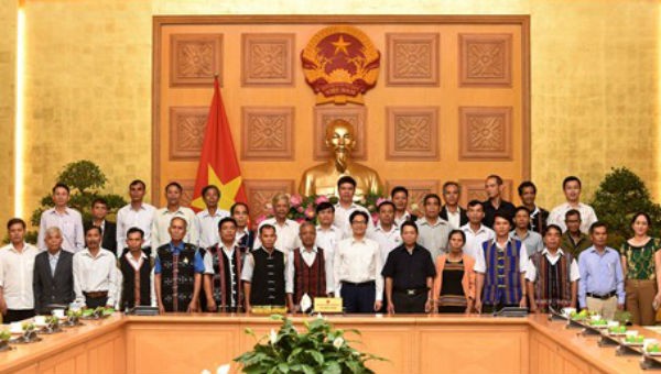 Phó Thủ tướng Vũ Đức Đam chụp ảnh lưu niệm cùng các đại biểu.