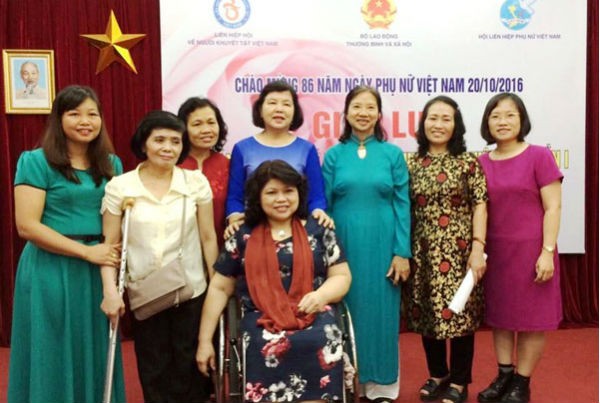 Chị Đinh Thị Quỳnh Nga (ngoài cùng bên trái) trong một cuộc gặp gỡ giao lưu với những người khuyết tật khác do Bộ LĐ,TB&XH tổ chức