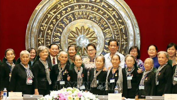 Chủ tịch Quốc hội Nguyễn Thị Kim Ngân chụp ảnh cùng đoàn "Đội quân tóc dài" Bến Tre