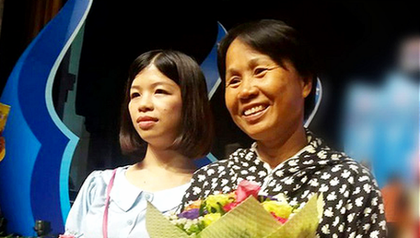 Bà Lê Thị Thảo (bên phải) cùng con gái Bùi Thị Hòa (bên phải) trong một buổi lễ tri ân