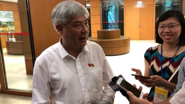 Phó bí thư thường trực Tỉnh uỷ Sơn La Nguyễn Đắc Quỳnh trao đổi với báo chí bên hành lang Quốc hội