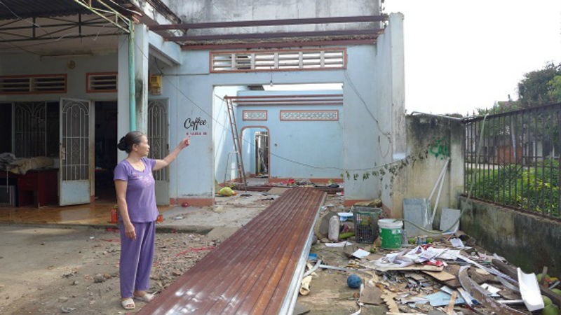 Bà Hoa tự nguyện tháo dỡ nhà cửa để bàn giao mặt bằng cho dự án cải tạo môi trường