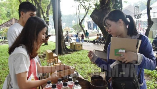 Người dân tham quan, mua sắm các sản phẩm thân thiện với môi trường tại Ngày hội sống xanh.