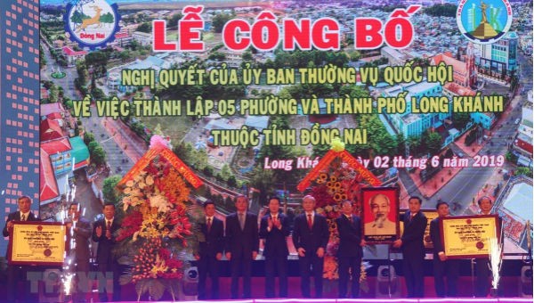 Trao quyết định công bố thành lập 5 phường và thành phố Long Khánh thuộc tỉnh Đồng Nai.
