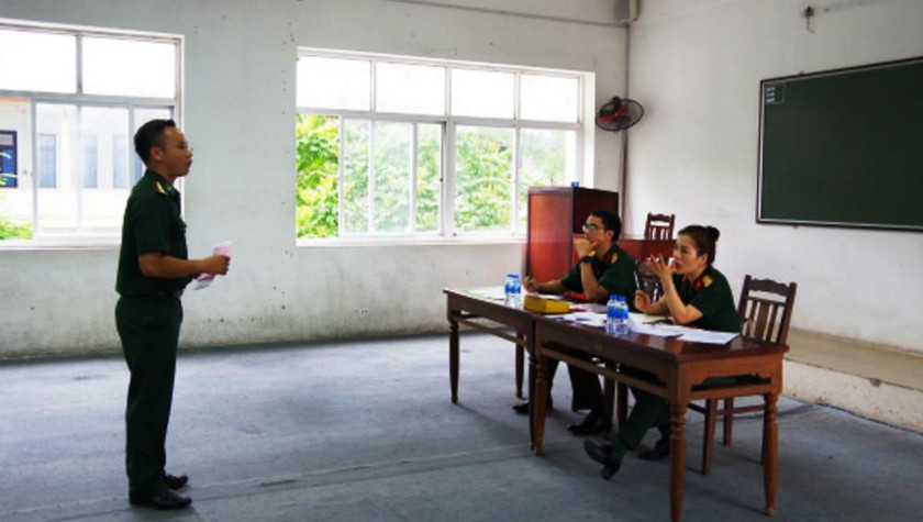 Học viên đào tạo Khóa 17 Thạc sĩ Biên phòng thực hiện nội dung phúc tra vấn đáp. Ảnh: Quang Sao