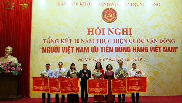 Trưởng ban Dân vận T.Ư Trương Thị Mai  trao Cờ thi đua cho các cá nhân, đại diện tập thể có thành tích xuất sắc trong thực hiện CVĐ.
