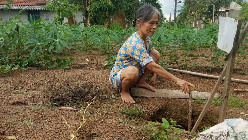 Hố sâu xuất hiện tại vườn nhà bà Nguyễn Thị Vinh ở thôn Xuân Lộc, xã Phong Xuân.