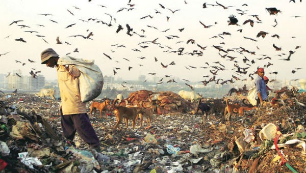 Núi rác ở thành phố ô nhiễm nhất thế giới cao 65m, rộng bằng 40 sân bóng