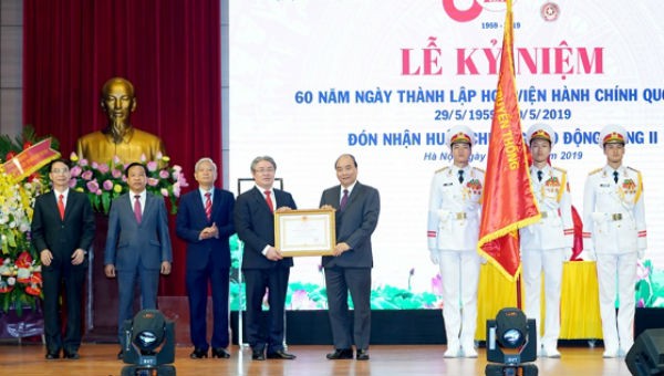Thủ tướng Nguyễn Xuân Phúc trao Huân chương Lao động hạng Nhì cho Học viện Hành chính quốc gia