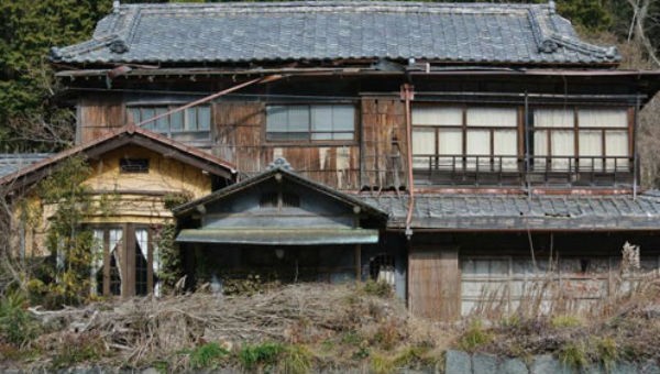 Một căn nhà bị bỏ hoang ở vùng nông thôn Nhật Bản