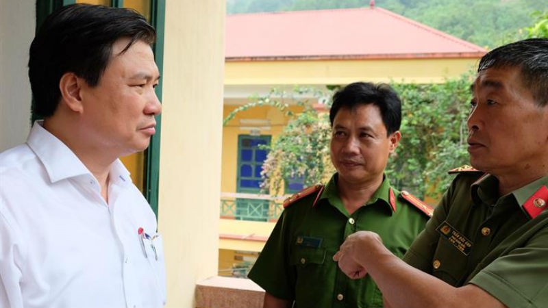 Thứ trưởng Nguyễn Hữu Độ trao đổi với Phó Giám đốc công an tỉnh Yên Bái về phương án đảm bảo an ninh,an toàn kỳ thi
