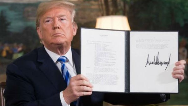 Tổng thống Donald Trump ký quyết định rút Hoa Kỳ ra khỏi hiệp định hạt nhân Iran và tái lập trừng phạt đối với Teheran, Nhà Trắng, Washington, ngày 8/5/2018
