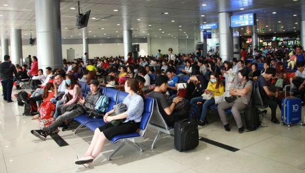 Hành khách ngồi chờ chuyến bay tại sân bay Tân Sơn Nhất