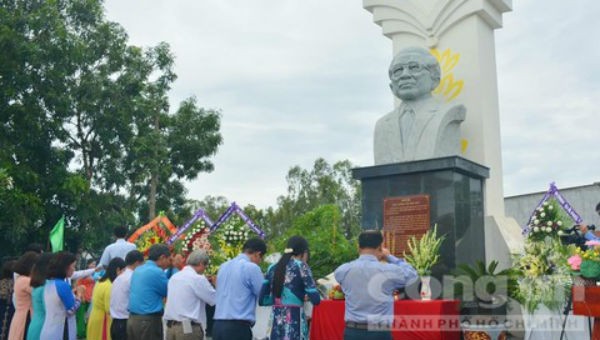 Lễ dâng hương trước tượng đài cố Thủ tướng Võ Văn Kiệt.