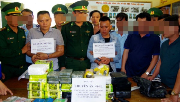 Các đối tượng trong Chuyên án 484L bị BĐBP Hà Tĩnh bắt giữ cùng tang vật 32kg ma túy đá và 10 bánh heroin.