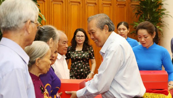 Phó Thủ tướng Thường trực Trương Hòa Bình trao quà cho Đoàn người có công tỉnh Thừa Thiên-Huế.