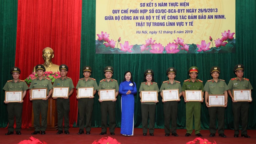 Bộ trưởng Bộ Y tế Nguyễn Thị Kim Tiến trao Bằng khen của Bộ Y tế tặng các tập thể, cá nhân có thành tích xuất sắc.