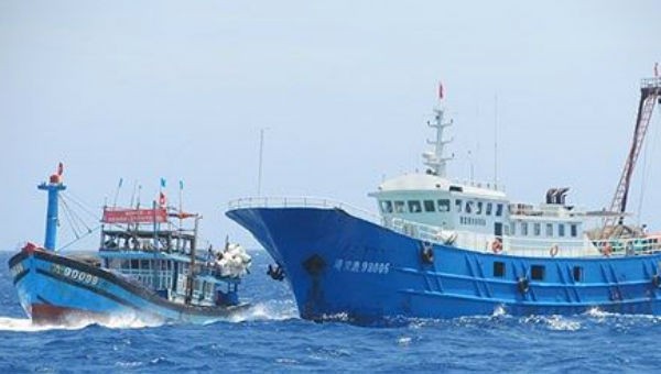 Tàu cá của ngư dân Việt Nam nhiều lần bị tàu Trung Quốc cướp phá tài sản khi khai thác hải sản ở khu vực Hoàng Sa của Việt Nam. Ảnh Tiền Phong