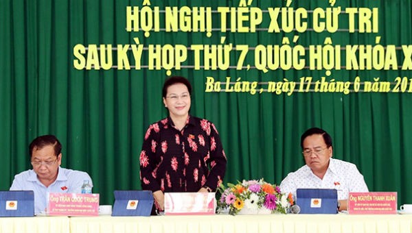 Chủ tịch QH Nguyễn Thị Kim Ngân tiếp xúc cử tri quận Cái Răng.