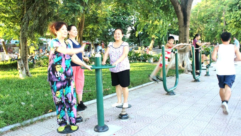 Người dân tập thể dục tại công viên.