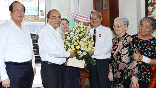Thủ tướng Nguyễn Xuân Phúc thăm hỏi, tặng hoa các nhà báo lão thành, tiêu biểu tại TP HCM 