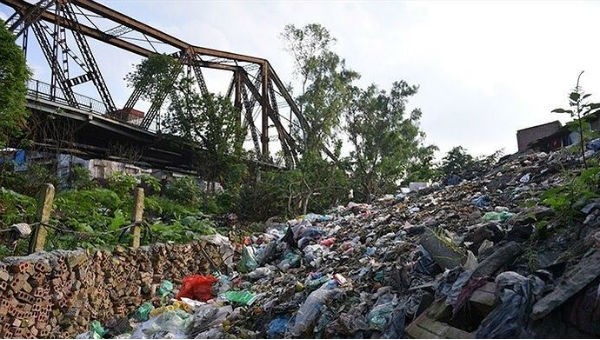 Báo Pháp luật Việt Nam phản ánh rác thải bủa vây chân cầu Long Biên