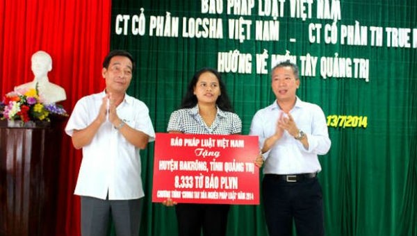 Báo PLVN  “chở luật” đến với đồng bào miền Tây Quảng Trị thông qua trao tặng sách, báo trong Chương trình Chung tay xóa nghèo pháp luật