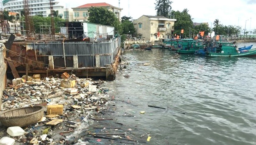 Báo động tình trạng ô nhiễm rác thải và nguồn nước đen cuộn tại sông Dương Đông thuộc bãi biển Phú Quốc
