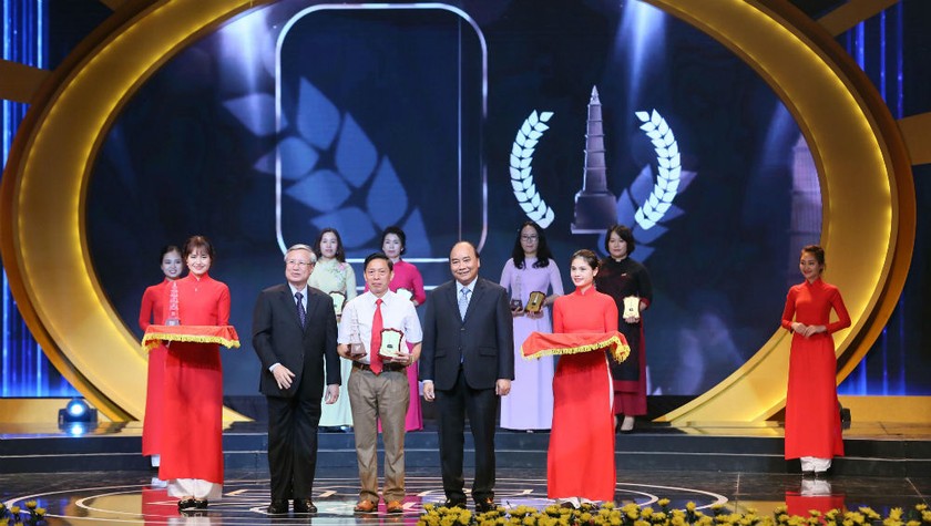 Thủ tướng Nguyễn Xuân Phúc và Thường trực Ban Bí thư Trần Quốc Vượng trao Giải A cho các tác giả đoạt giải. Ảnh: VGP