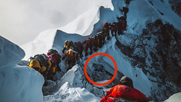 Bức ảnh cho thấy cảnh ùn tắc trên đường lên đỉnh Everest vào sáng 23/5. Điểm khoanh tròn là thi thể một người tử vong vì kiệt sức