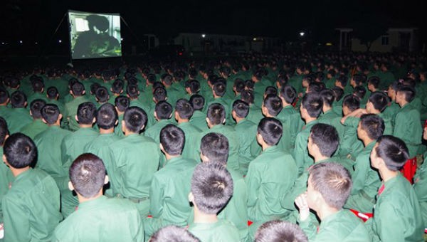 Một buổi chiếu phim trong quân đội