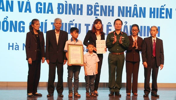 Gia đình thiếu tá Lê Hải Minh trong buổi lễ tri ân của bệnh viện Trung ương Quân đội 108 
