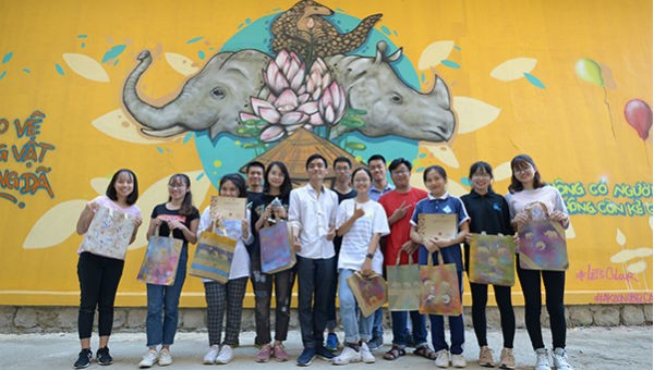 Các tình nguyện viên tham gia "Chuyến xe nghệ thuật hoang dã" tại Huế