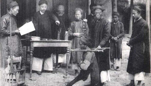  Chuyện quan huyện Hứa Vân Mộng xử án bày trò phạt tú tài võ nghệ là một ví dụ điển hình nghệ thuật “muốn lấy phải cho” (Hình minh họa)
