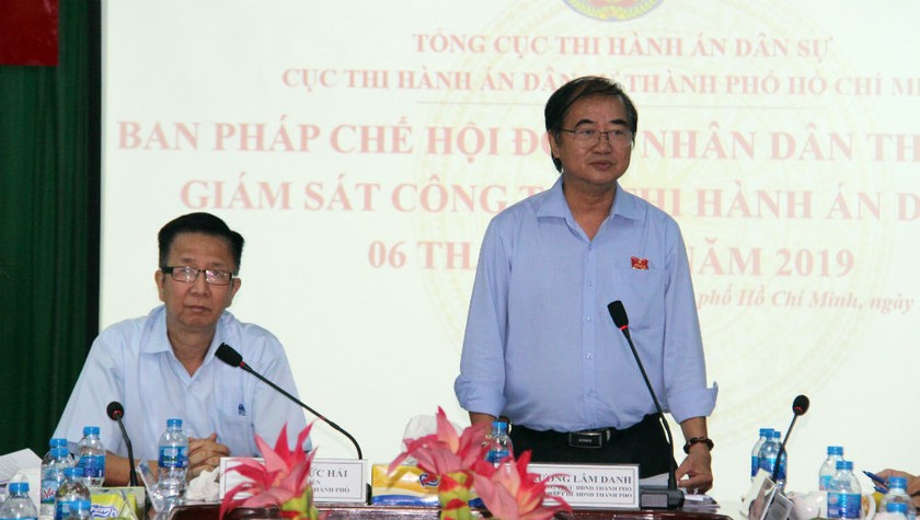 Trưởng Ban Pháp chế Hội đồng nhân dân thành phố Trương Lâm Danh phát biểu tại buổi giám sát.