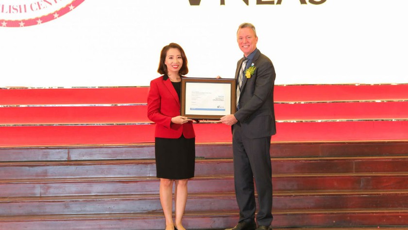 Bà Lê Quang Thục Quỳnh – Tổng Giám đốc điều hành Anh văn Hội Việt Mỹ VUS đón nhận chứng nhận chất lượng quốc tế của tổ chức NEAS từ ông Patrick Pheasent – CEO NEAS