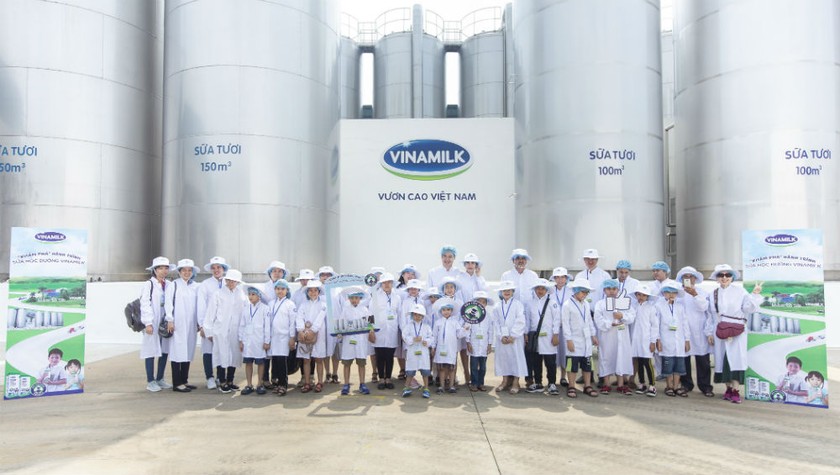 Gia đình diễn viên Mạnh Trường cùng các bậc phụ huynh mong chương trình Sữa học đường được nhân rộng ra để nhiều trẻ em Việt được thụ hưởng nguồn sữa tươi ngon đảm bảo chất lượng của Vinamilk.